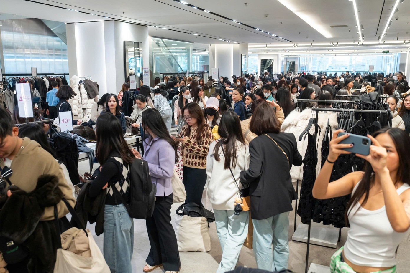 Chen chân 'săn sale' Black Friday từ sáng đến đêm- Ảnh 3.