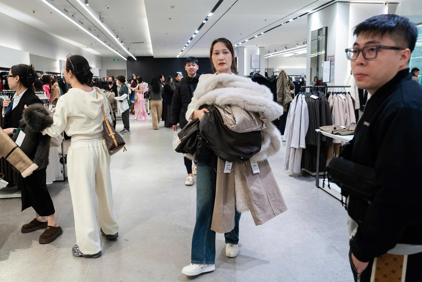 Chen chân 'săn sale' Black Friday từ sáng đến đêm- Ảnh 4.