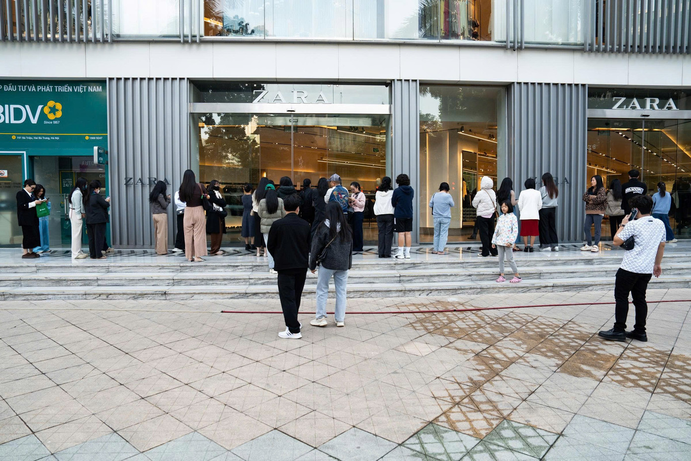 Chen chân 'săn sale' Black Friday từ sáng đến đêm- Ảnh 1.