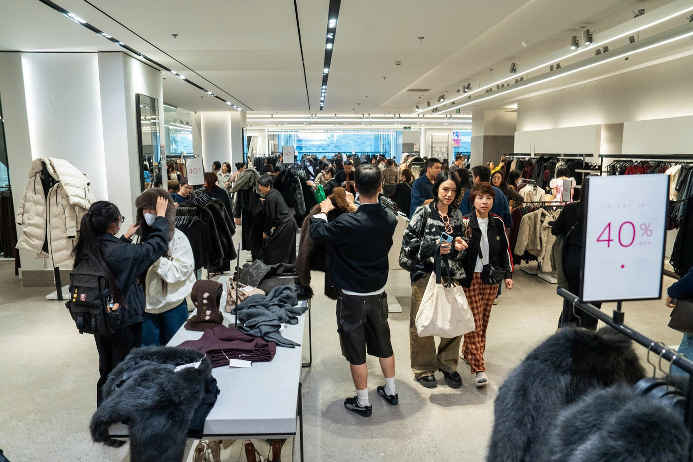 Chen chân 'săn sale' Black Friday từ sáng đến đêm- Ảnh 2.