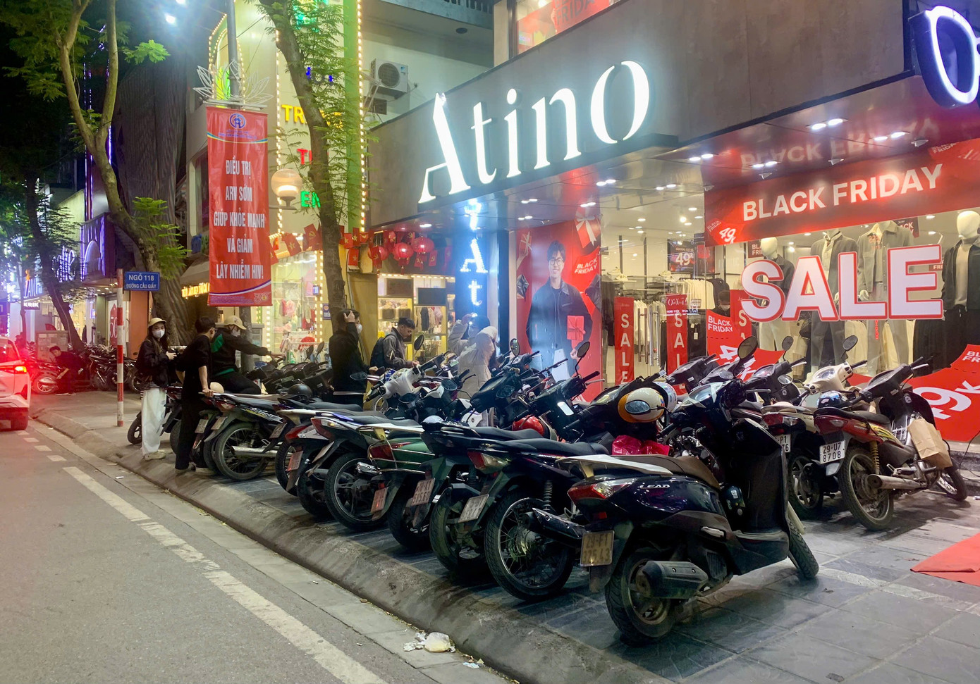 Chen chân 'săn sale' Black Friday từ sáng đến đêm- Ảnh 10.