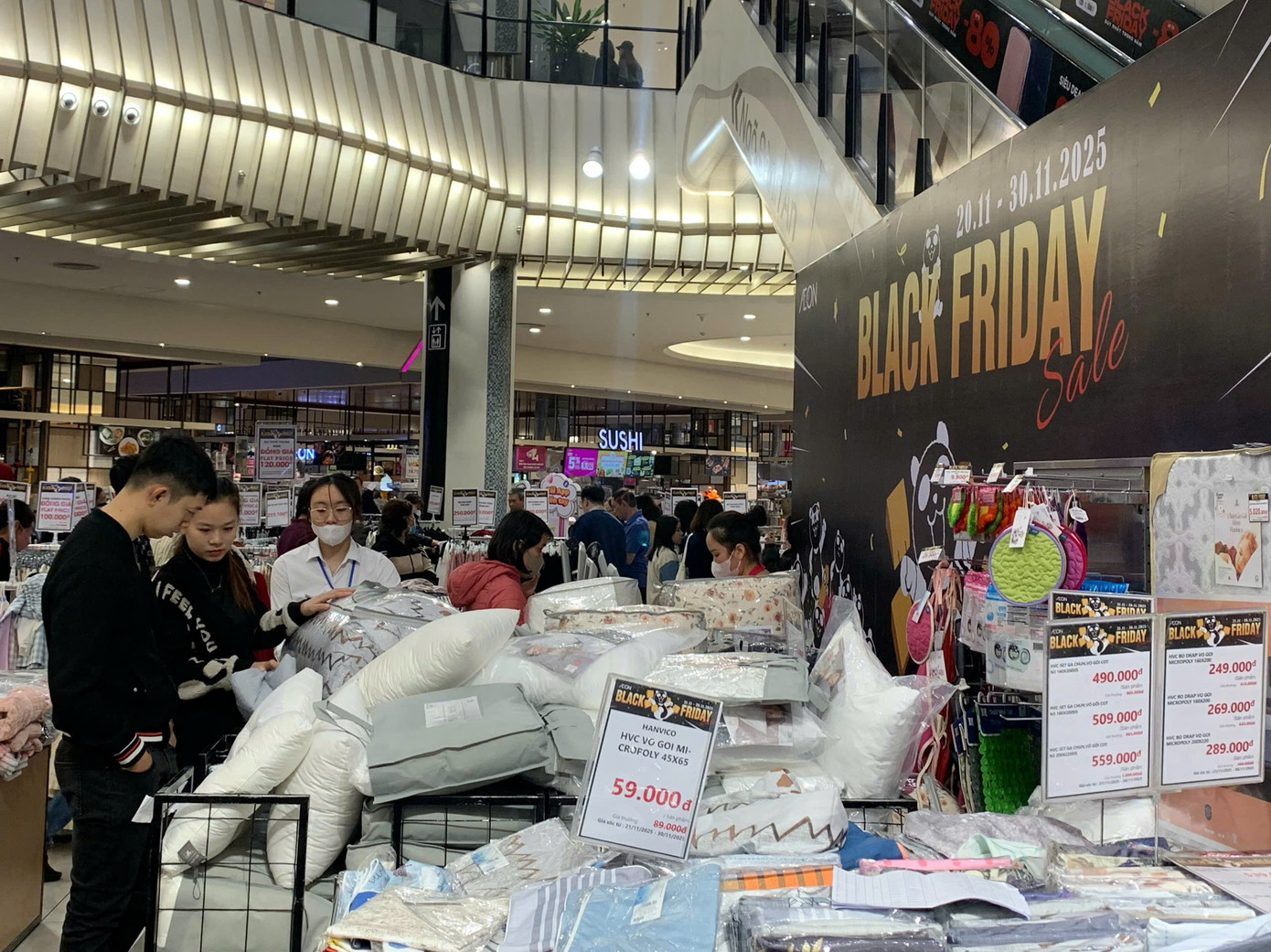 Chen chân 'săn sale' Black Friday từ sáng đến đêm- Ảnh 12.