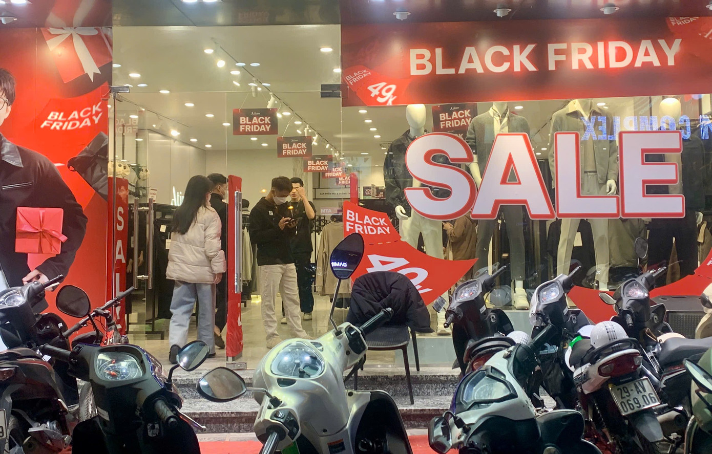 Chen chân 'săn sale' Black Friday từ sáng đến đêm- Ảnh 11.