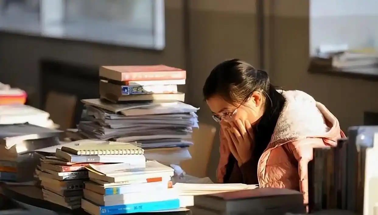 Nữ sinh được cả làng kỳ vọng mất tích bí ẩn sau khi tốt nghiệp, 12 năm sau phát hiện sống vô gia cư: Nguyên nhân khiến bố mẹ "ngã ngửa"- Ảnh 1. Nữ sinh được cả làng kỳ vọng mất tích bí ẩn sau khi tốt nghiệp, 12 năm sau phát hiện sống vô gia cư: Nguyên nhân khiến bố mẹ "ngã ngửa"- Ảnh 1.