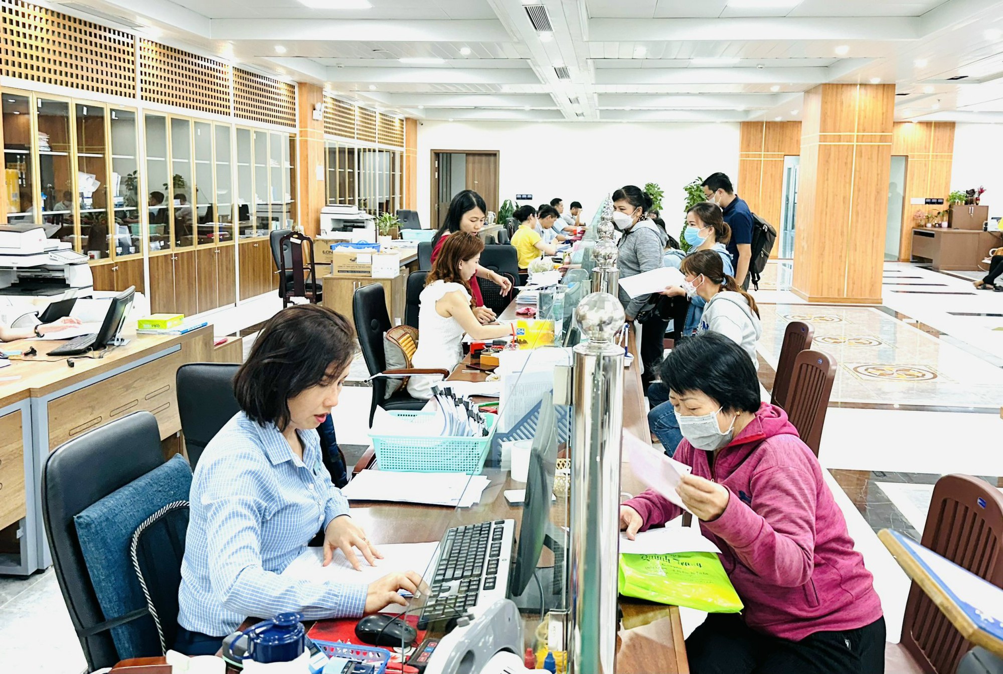 Hôm nay, một số BHXH cơ sở tại TP HCM tiếp nhận hồ sơ tại địa điểm mới- Ảnh 1.