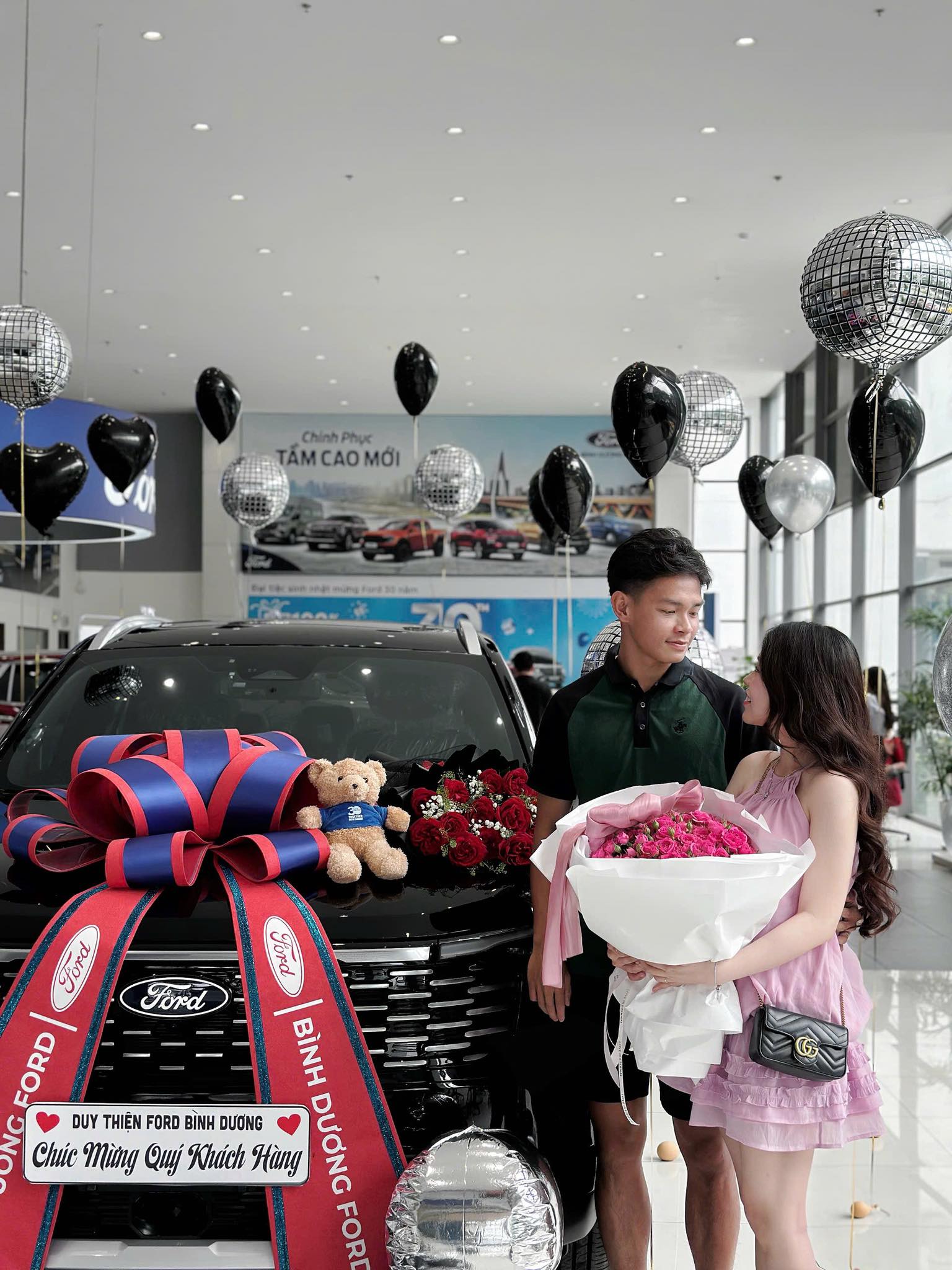 Sao trẻ ĐT Việt Nam tậu xế hộp mới, viên mãn bên vợ hot girl sau 2 năm kết hôn- Ảnh 1. Sao trẻ ĐT Việt Nam tậu xế hộp mới, viên mãn bên vợ hot girl sau 2 năm kết hôn- Ảnh 1.