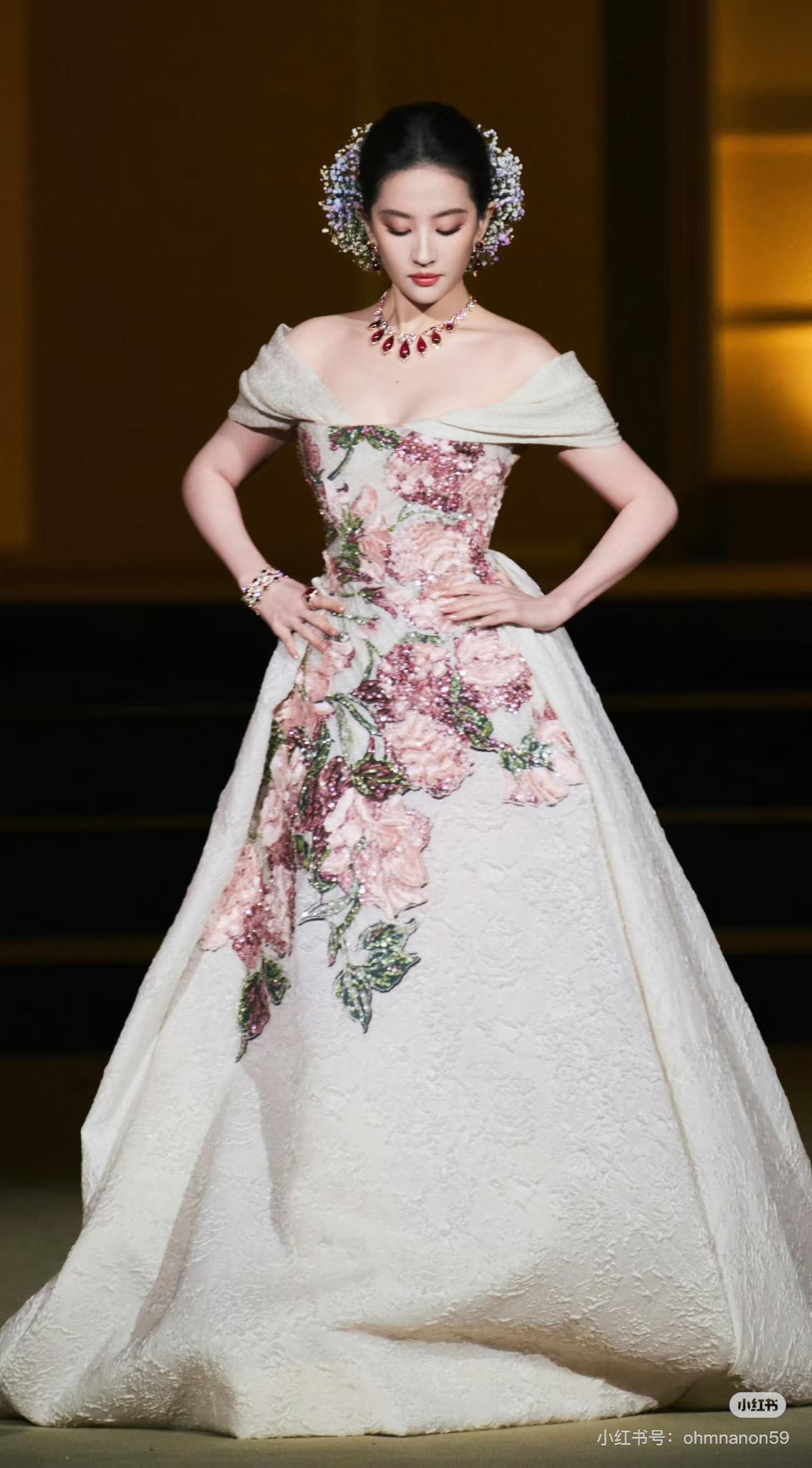 Trung Quốc 1,4 tỷ dân không ai cản được Lưu Diệc Phi- Ảnh 2. Trung Quốc 1,4 tỷ dân không ai cản được Lưu Diệc Phi- Ảnh 2.