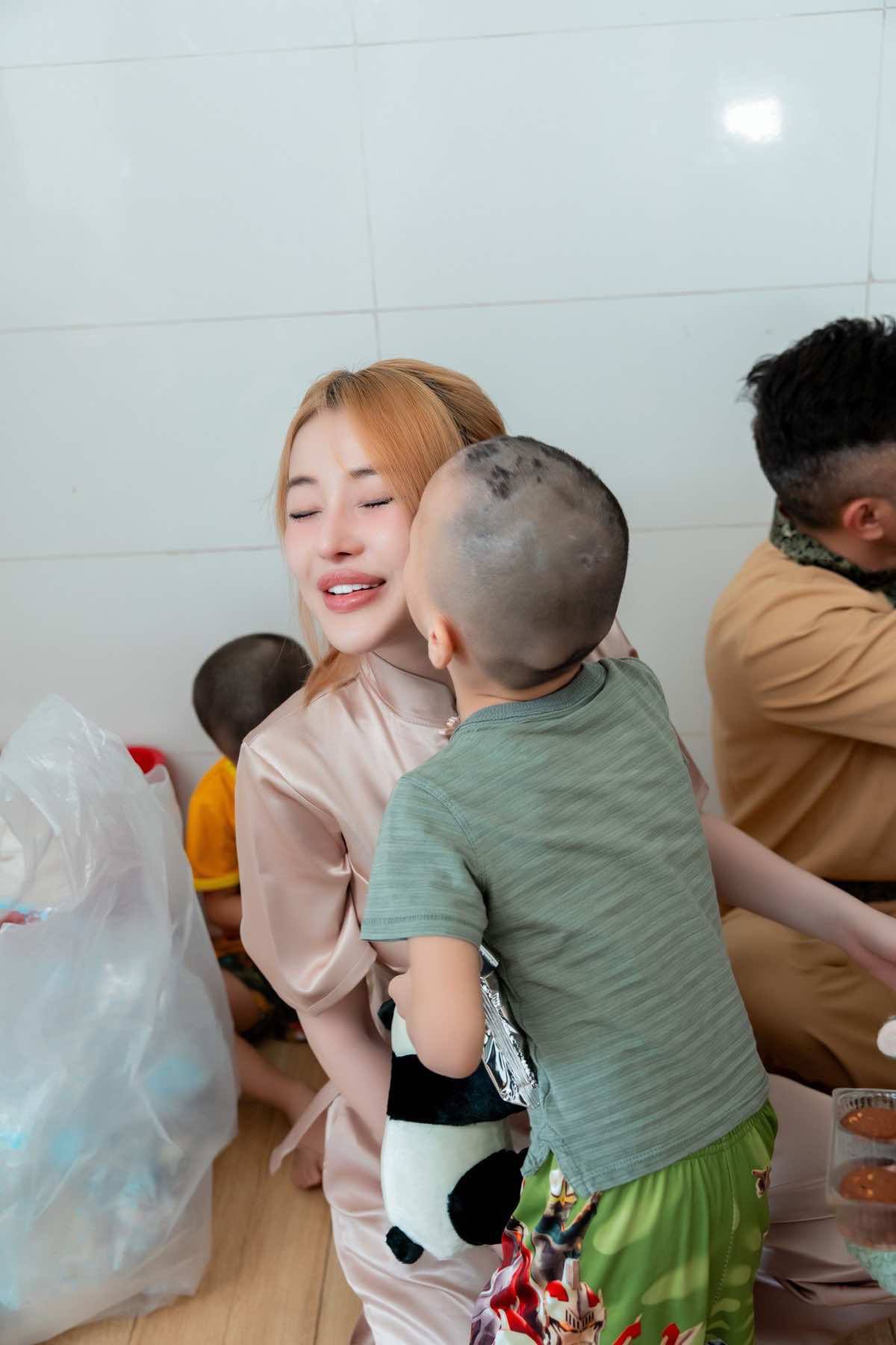 Trương Ngọc Ánh, Ngân 98, Quang Linh Vlogs bị bắt: Từ thiện không phải là cái phao cứu vãn tất cả- Ảnh 6. Trương Ngọc Ánh, Ngân 98, Quang Linh Vlogs bị bắt: Từ thiện không phải là cái phao cứu vãn tất cả- Ảnh 6.