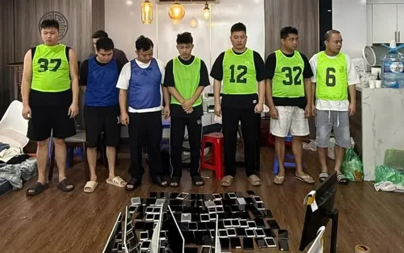 Nhóm đối tượng lừa đảo người Trung Quốc bị lực lượng Công an Việt Nam bắt giữ cùng tang vật.