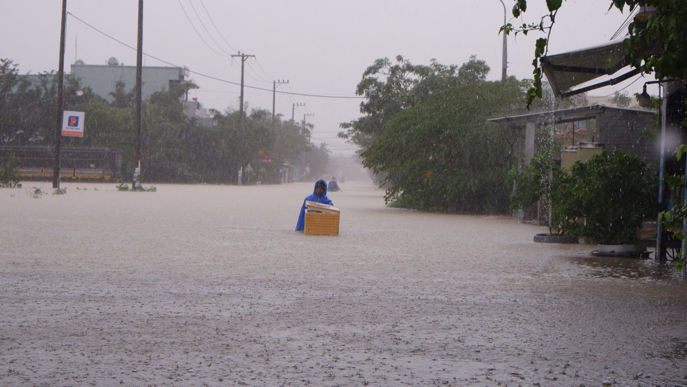 Mưa xối xả trở lại, lũ lên báo động 3 ở Huế - Đà Nẵng- Ảnh 1.