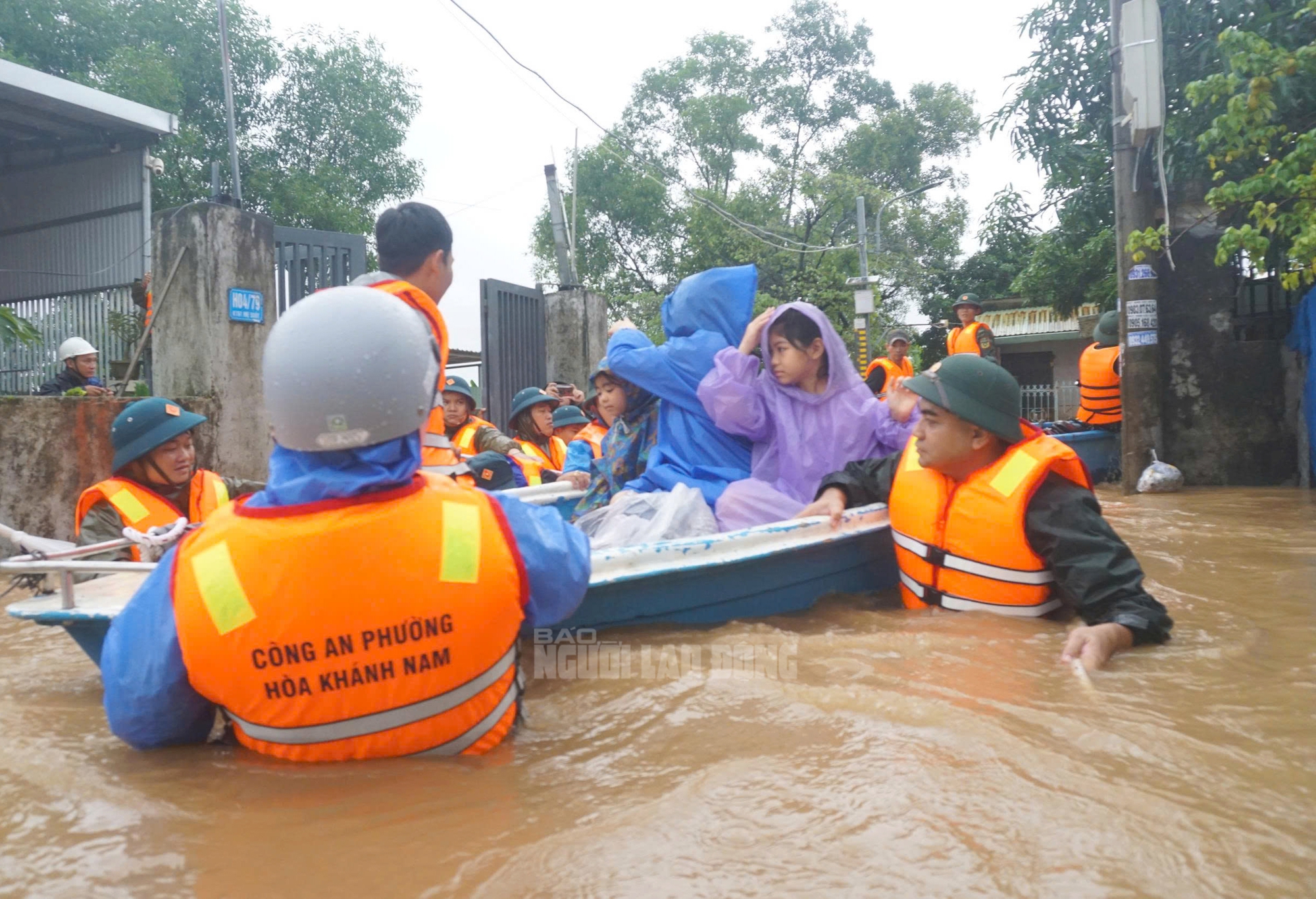 Cận cảnh xe máy treo lên trần nhà, hơn 100 hộ dân buộc phải rời nhà khẩn cấp- Ảnh 1. Cận cảnh xe máy treo lên trần nhà, hơn 100 hộ dân buộc phải rời nhà khẩn cấp- Ảnh 1.