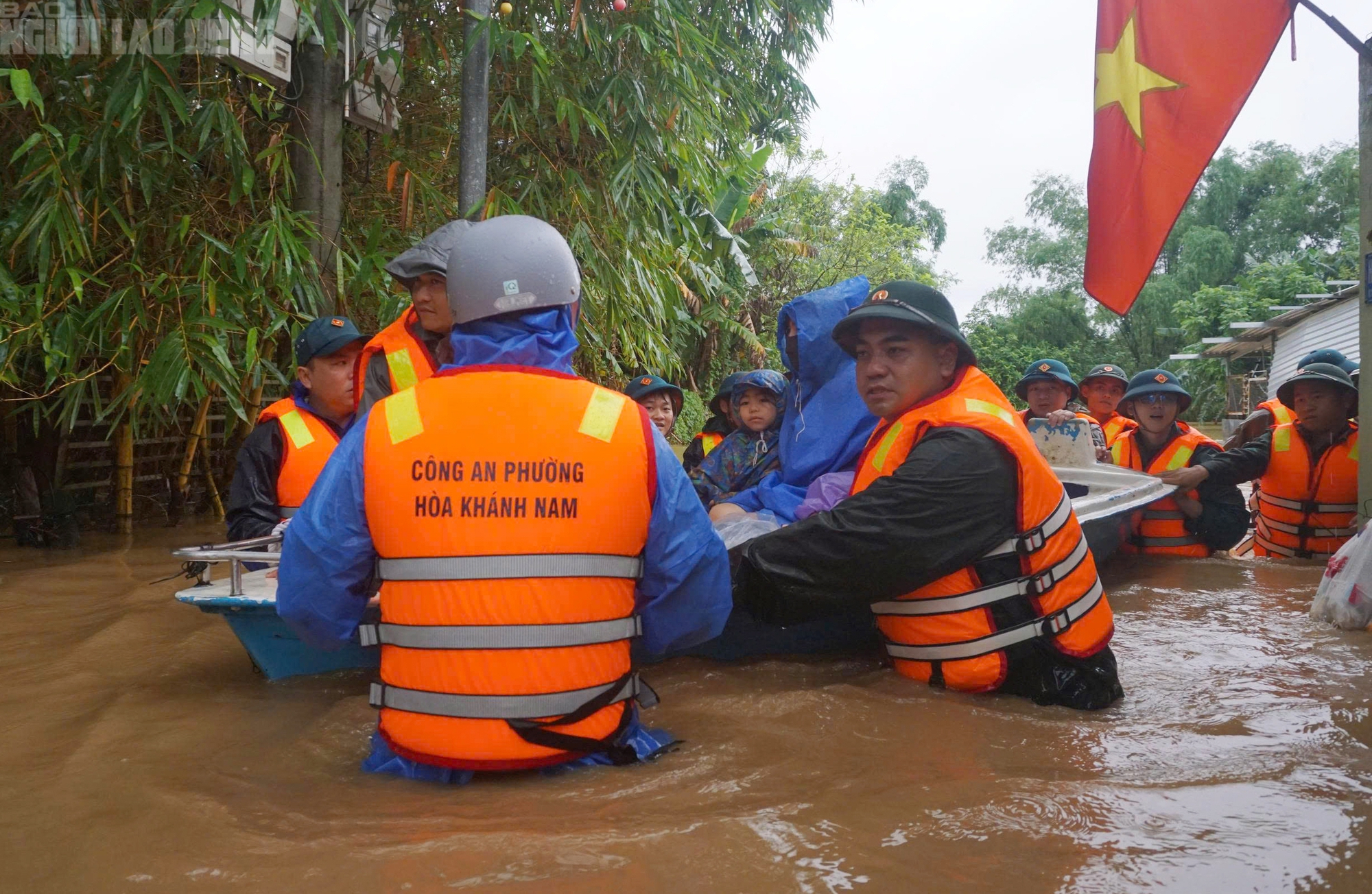 Cận cảnh xe máy treo lên trần nhà, hơn 100 hộ dân buộc phải rời nhà khẩn cấp- Ảnh 3. Cận cảnh xe máy treo lên trần nhà, hơn 100 hộ dân buộc phải rời nhà khẩn cấp- Ảnh 3.