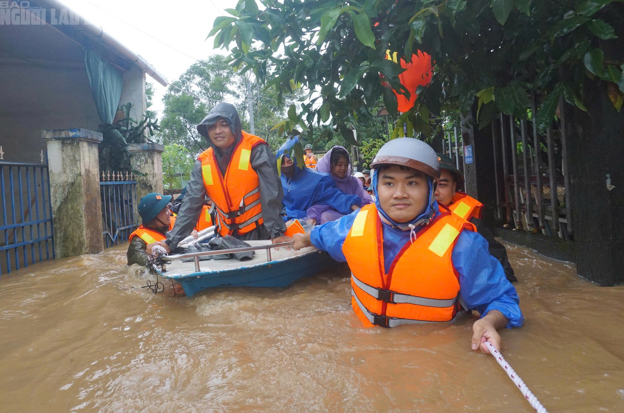 Cận cảnh xe máy treo lên trần nhà, hơn 100 hộ dân buộc phải rời nhà khẩn cấp- Ảnh 4. Cận cảnh xe máy treo lên trần nhà, hơn 100 hộ dân buộc phải rời nhà khẩn cấp- Ảnh 4.