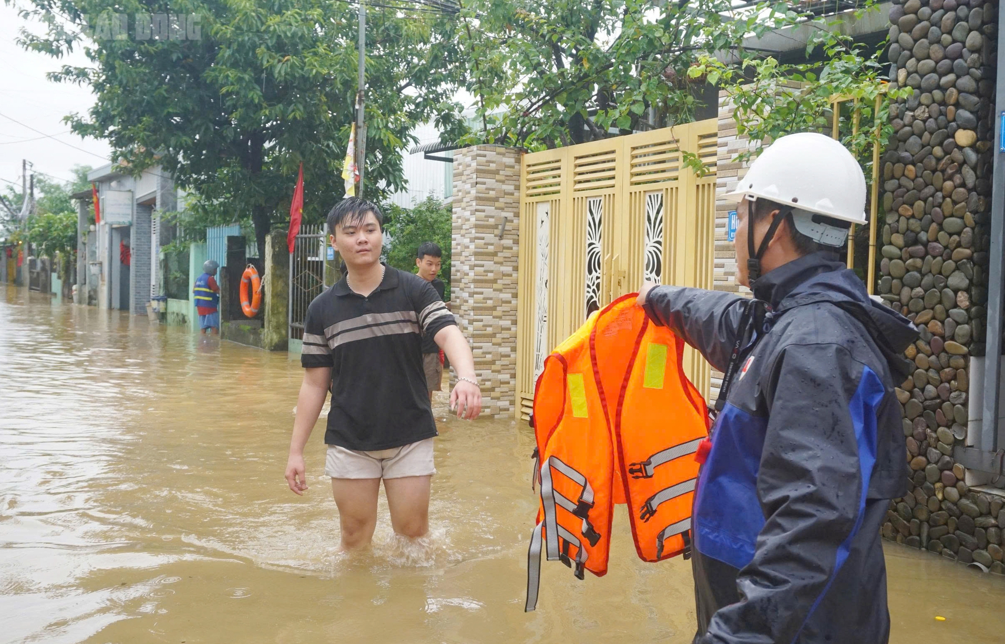 Cận cảnh xe máy treo lên trần nhà, hơn 100 hộ dân buộc phải rời nhà khẩn cấp- Ảnh 6. Cận cảnh xe máy treo lên trần nhà, hơn 100 hộ dân buộc phải rời nhà khẩn cấp- Ảnh 6.