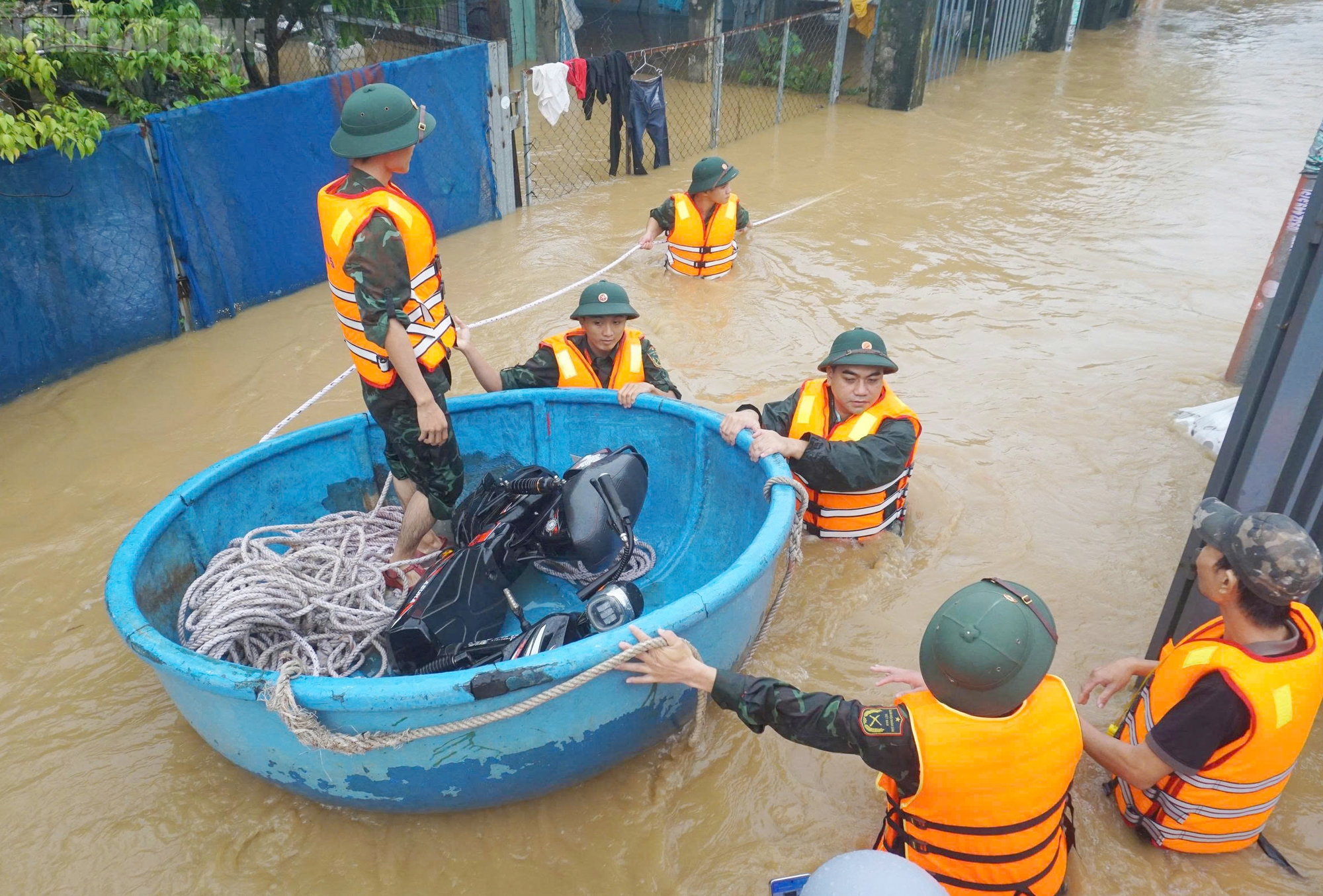 Cận cảnh xe máy treo lên trần nhà, hơn 100 hộ dân buộc phải rời nhà khẩn cấp- Ảnh 8. Cận cảnh xe máy treo lên trần nhà, hơn 100 hộ dân buộc phải rời nhà khẩn cấp- Ảnh 8.