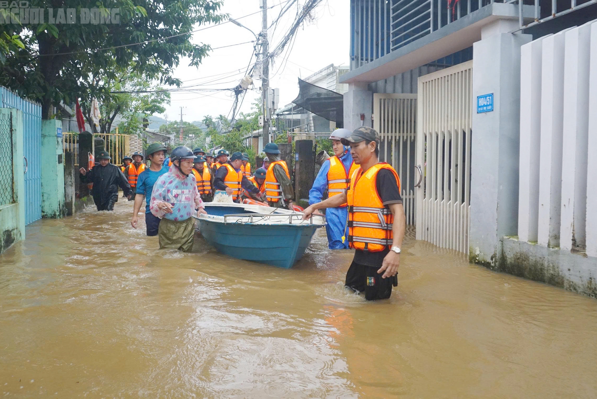 Cận cảnh xe máy treo lên trần nhà, hơn 100 hộ dân buộc phải rời nhà khẩn cấp- Ảnh 10. Cận cảnh xe máy treo lên trần nhà, hơn 100 hộ dân buộc phải rời nhà khẩn cấp- Ảnh 10.