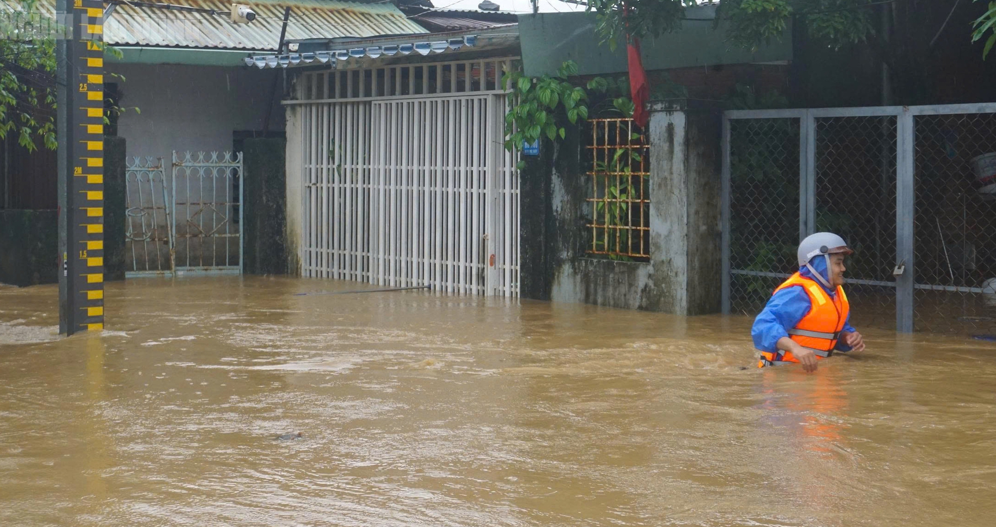 Cận cảnh xe máy treo lên trần nhà, hơn 100 hộ dân buộc phải rời nhà khẩn cấp- Ảnh 13. Cận cảnh xe máy treo lên trần nhà, hơn 100 hộ dân buộc phải rời nhà khẩn cấp- Ảnh 13.