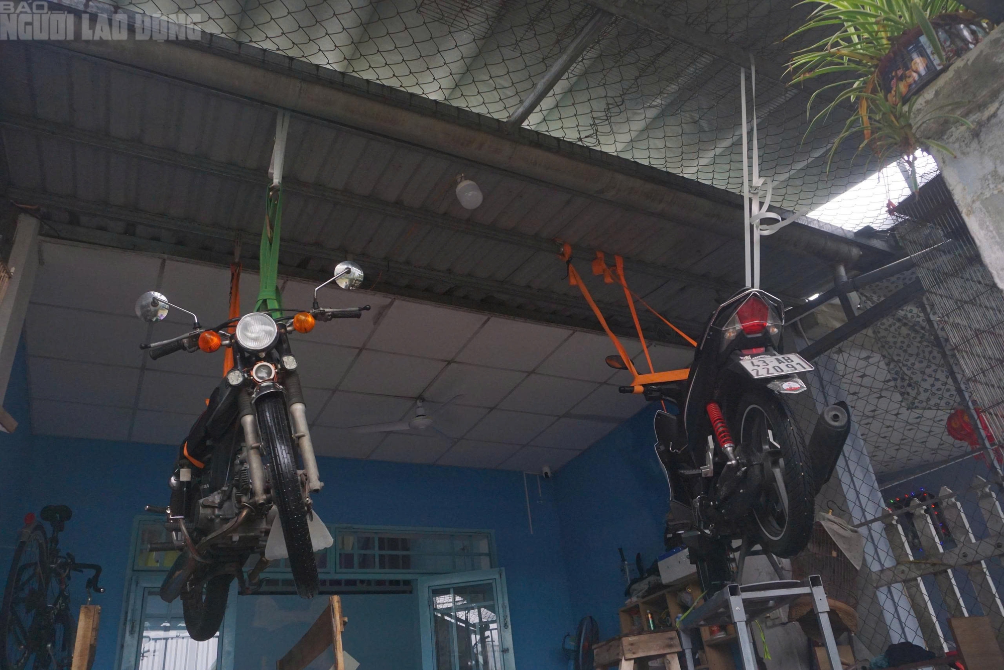 Cận cảnh xe máy treo lên trần nhà, hơn 100 hộ dân buộc phải rời nhà khẩn cấp- Ảnh 14. Cận cảnh xe máy treo lên trần nhà, hơn 100 hộ dân buộc phải rời nhà khẩn cấp- Ảnh 14.