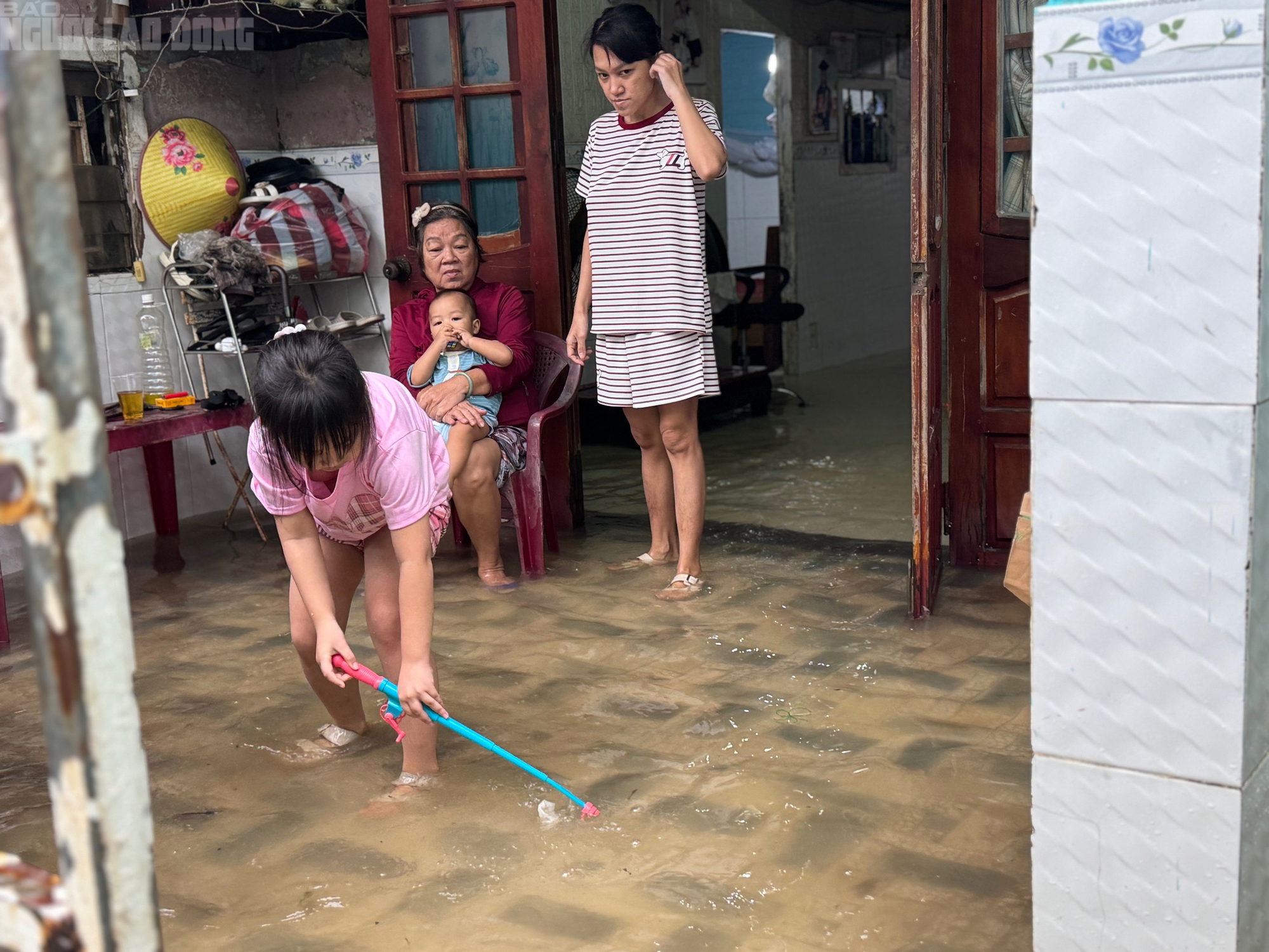 Cận cảnh xe máy treo lên trần nhà, hơn 100 hộ dân buộc phải rời nhà khẩn cấp- Ảnh 16. Cận cảnh xe máy treo lên trần nhà, hơn 100 hộ dân buộc phải rời nhà khẩn cấp- Ảnh 16.