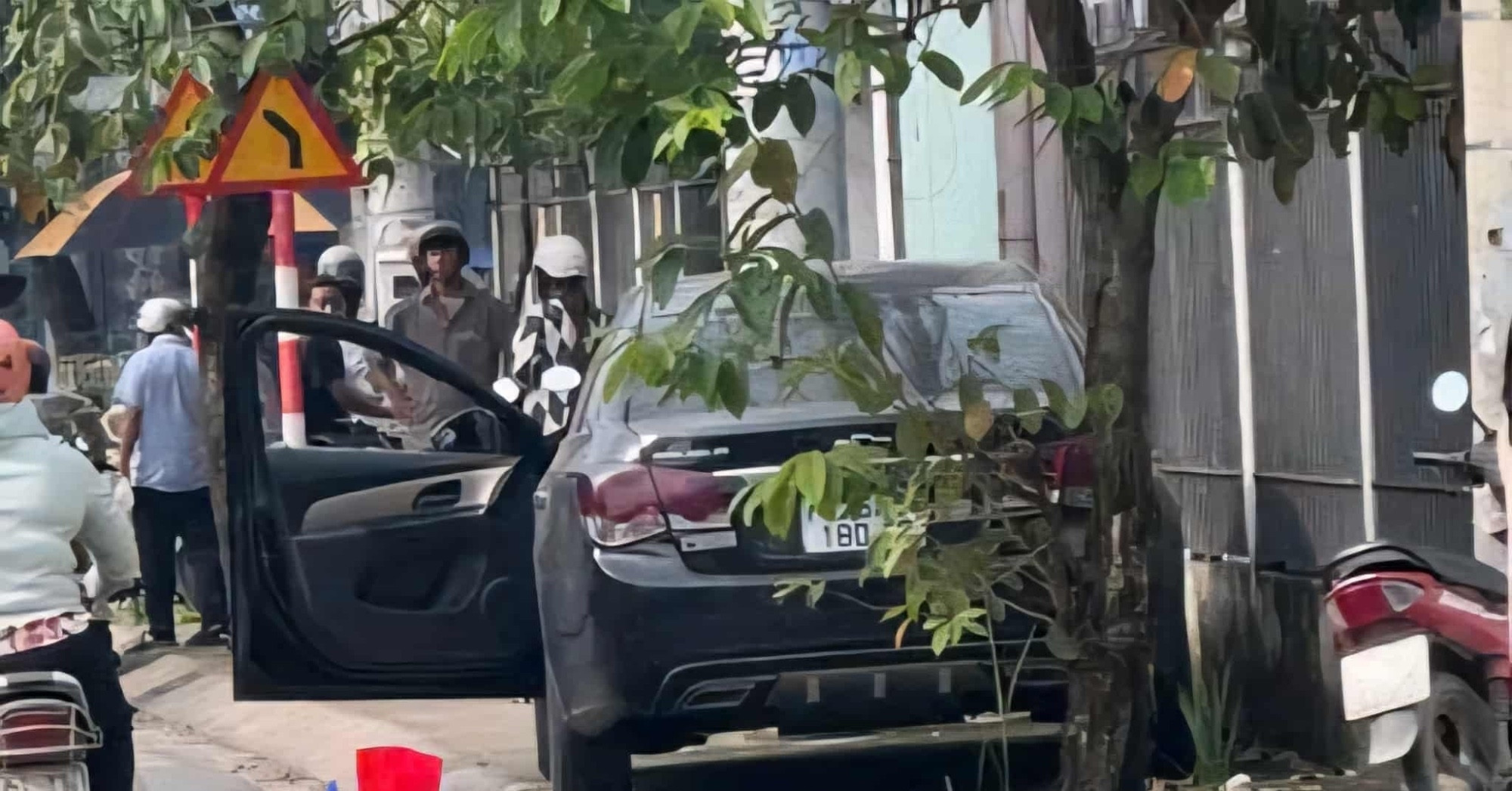 Tin mới nhất vụ thi thể cô gái đang phân hủy trong cốp xe ô tô ở TP.HCM- Ảnh 2.