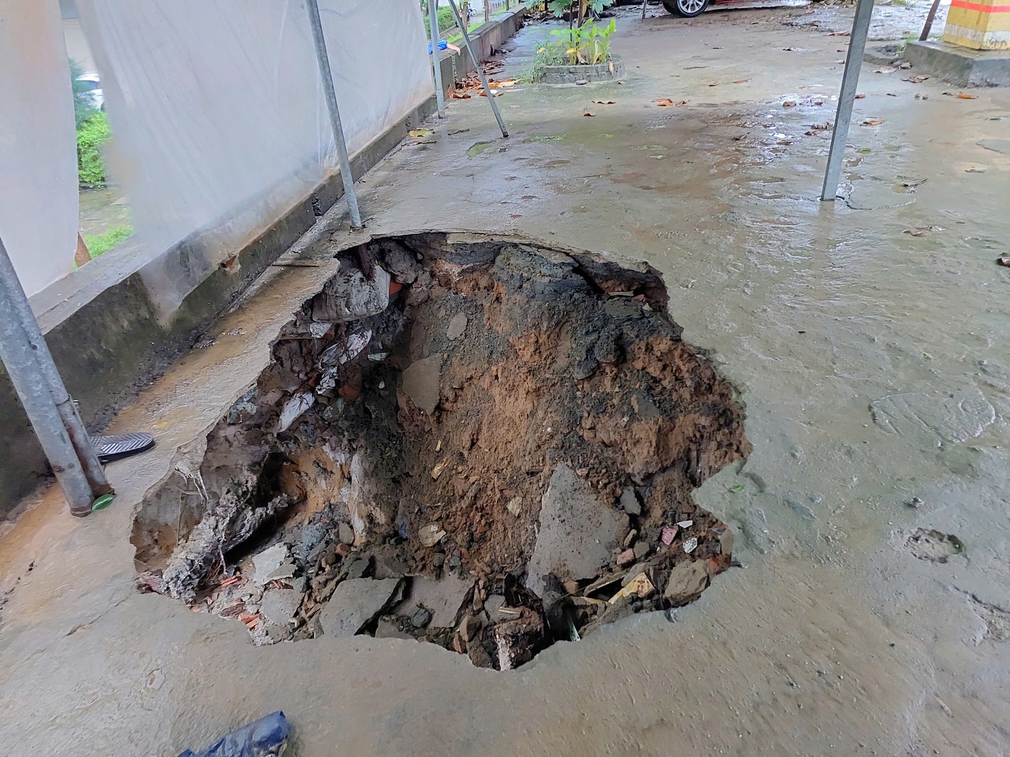 CLIP: Mưa lớn, xuất hiện hố sụp ở khu chung cư tại Đà Nẵng- Ảnh 1.