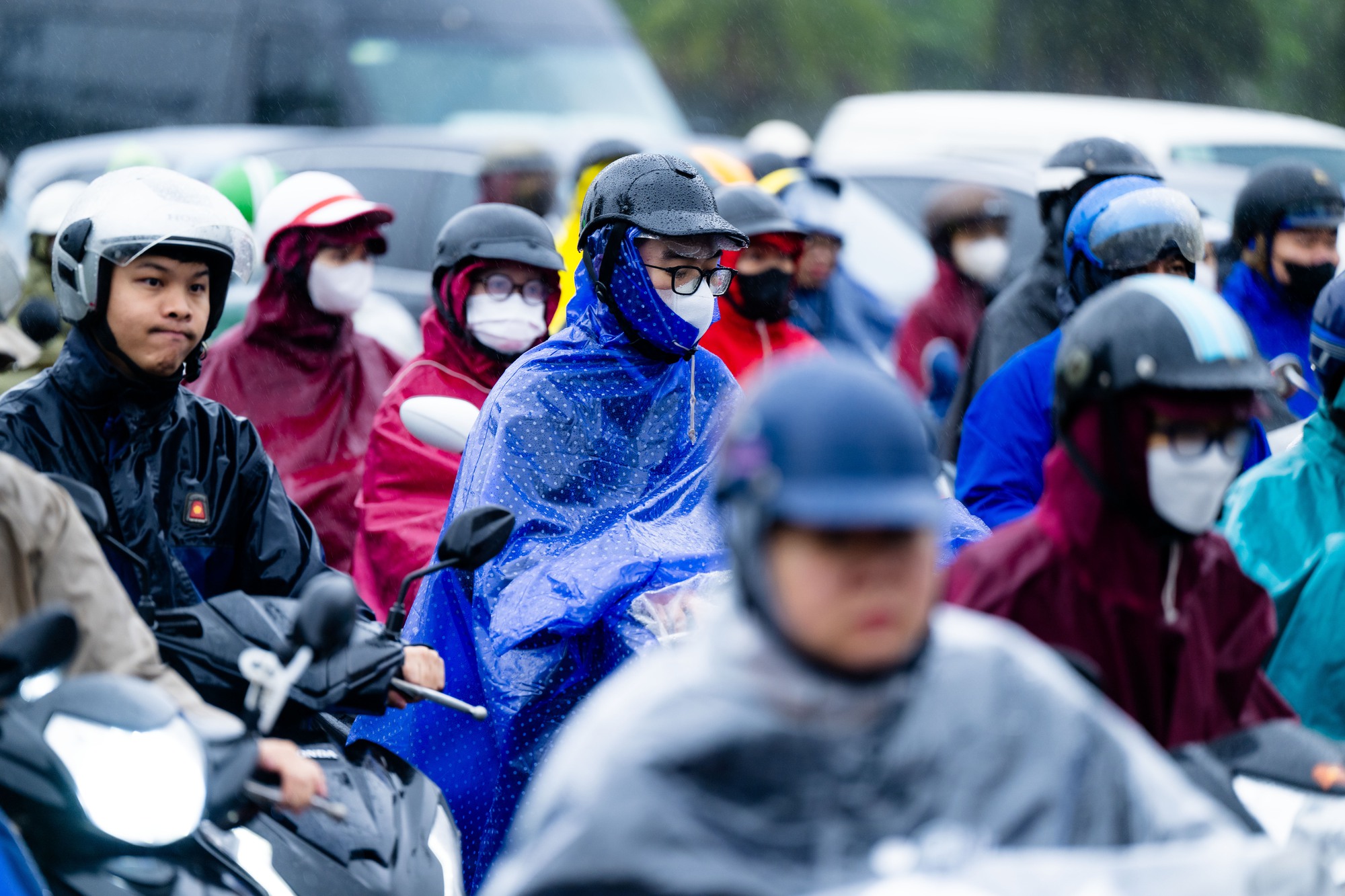 Hà Nội mưa lạnh 18 độ C ngày đầu tuần, người dân co ro giữa dòng xe ùn tắc- Ảnh 8.