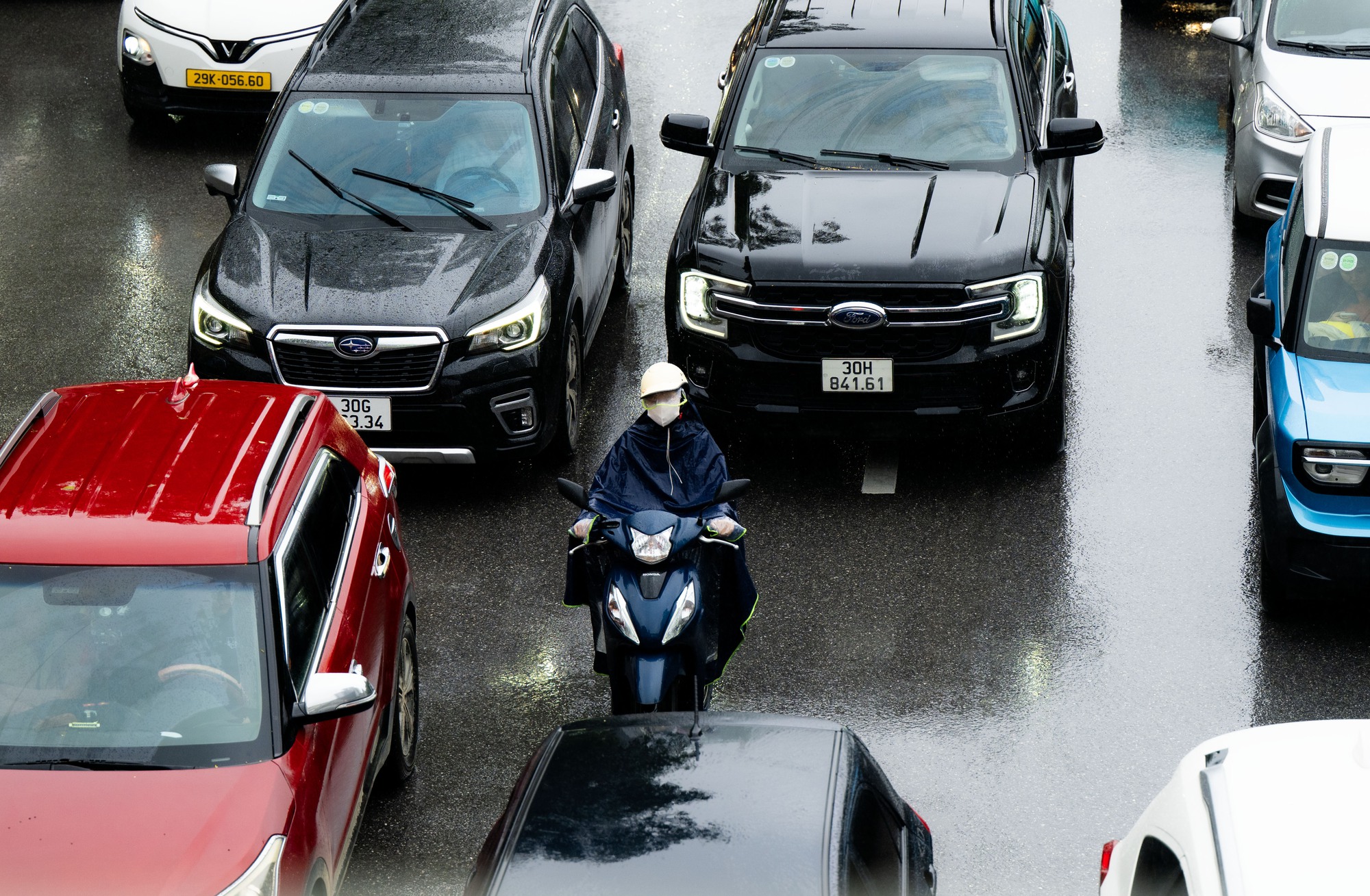 Hà Nội mưa lạnh 18 độ C ngày đầu tuần, người dân co ro giữa dòng xe ùn tắc- Ảnh 10.