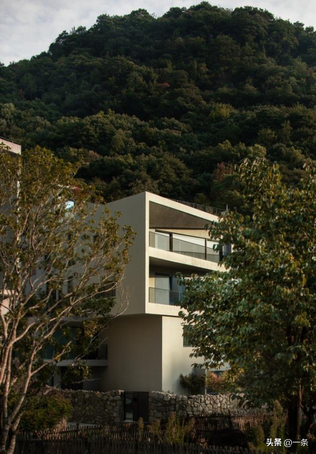 Nam nghệ sĩ bán nhà lên núi “ở ẩn”, cùng vợ xây biệt thự dưỡng già 500m2: “Có chút tiền là phải đi ngay, không muốn ở thành phố nữa”- Ảnh 2.