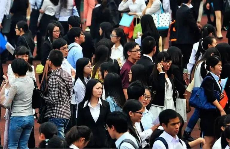 Nữ sinh được cả làng kỳ vọng mất tích bí ẩn sau khi tốt nghiệp, 12 năm sau phát hiện sống vô gia cư: Nguyên nhân khiến bố mẹ "ngã ngửa"- Ảnh 2. Nữ sinh được cả làng kỳ vọng mất tích bí ẩn sau khi tốt nghiệp, 12 năm sau phát hiện sống vô gia cư: Nguyên nhân khiến bố mẹ "ngã ngửa"- Ảnh 2.