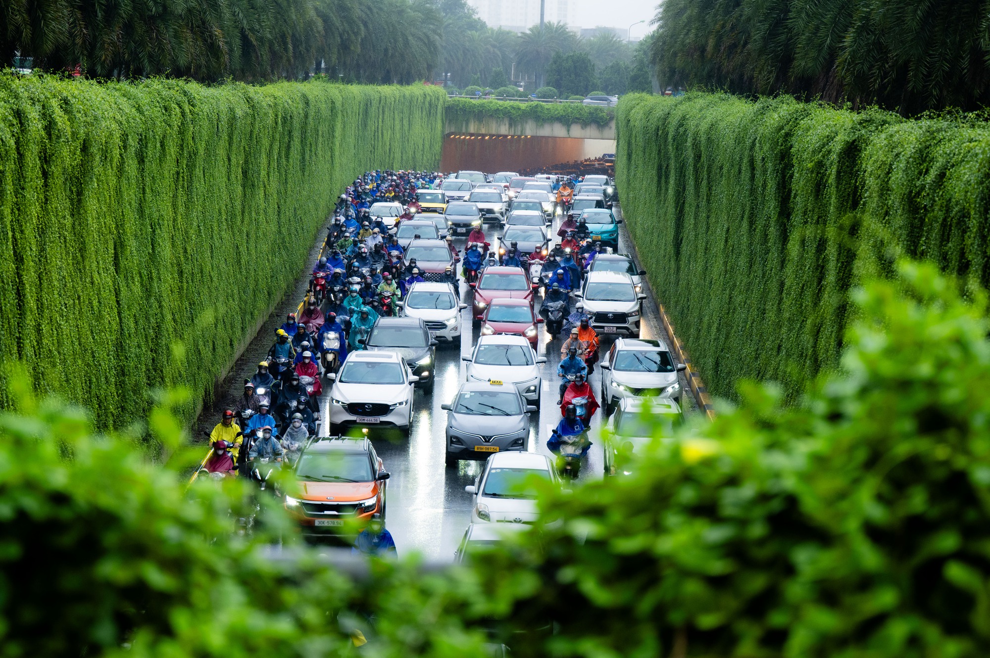 Hà Nội mưa lạnh 18 độ C ngày đầu tuần, người dân co ro giữa dòng xe ùn tắc- Ảnh 2.