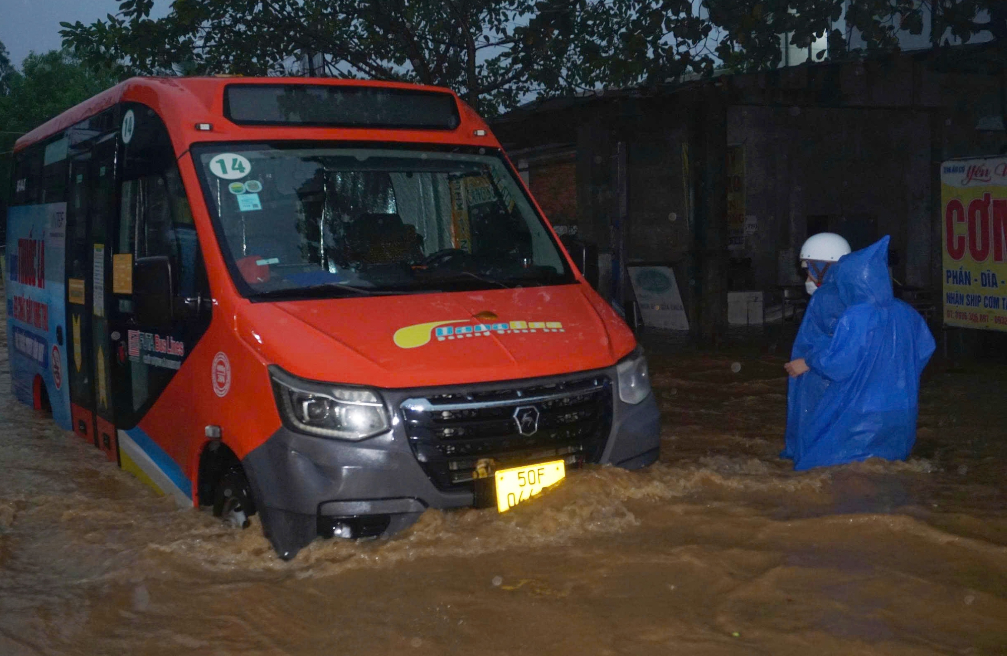 CLIP: Mưa lớn, xuất hiện hố sụp ở khu chung cư tại Đà Nẵng- Ảnh 6.