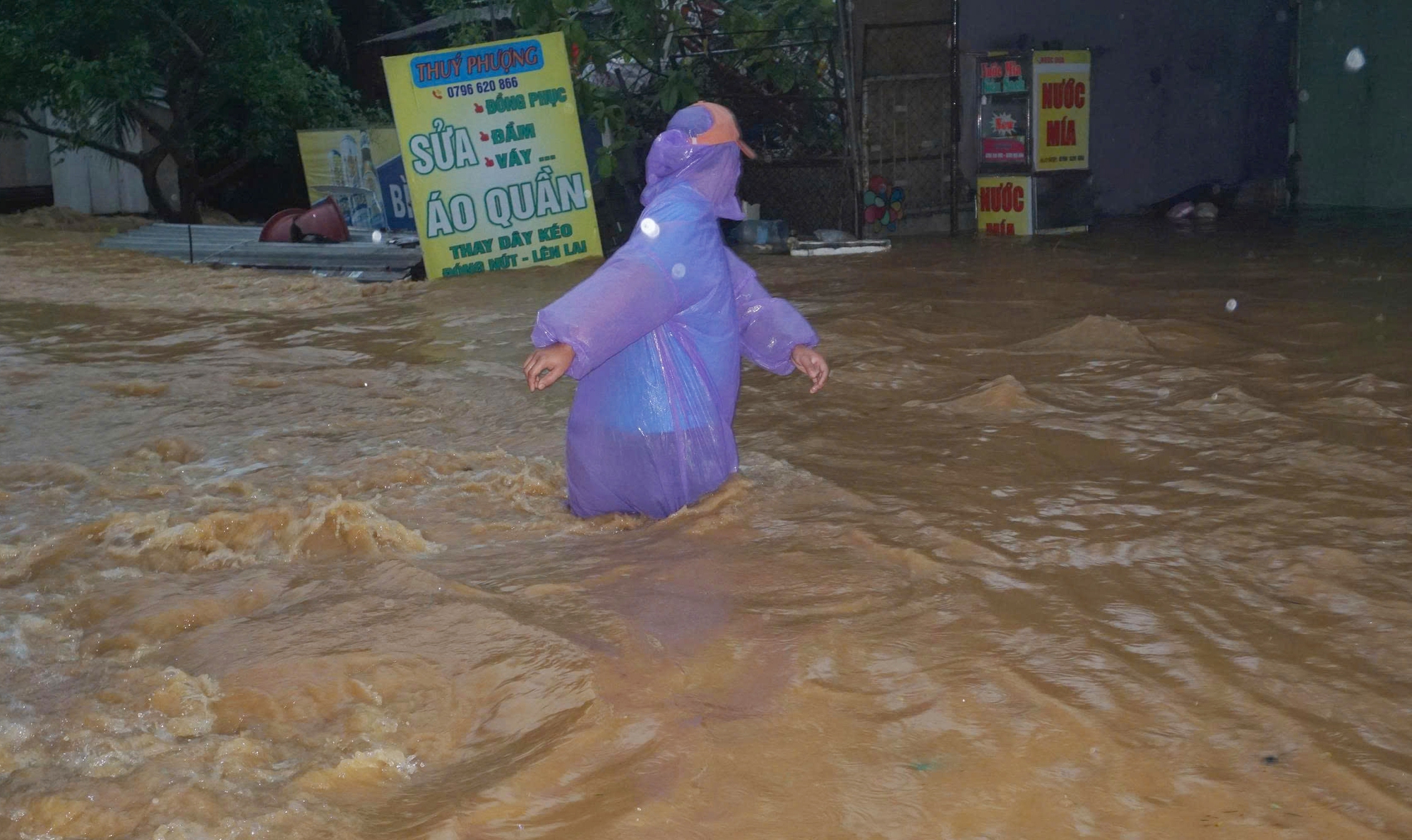 CLIP: Mưa lớn, xuất hiện hố sụp ở khu chung cư tại Đà Nẵng- Ảnh 3.