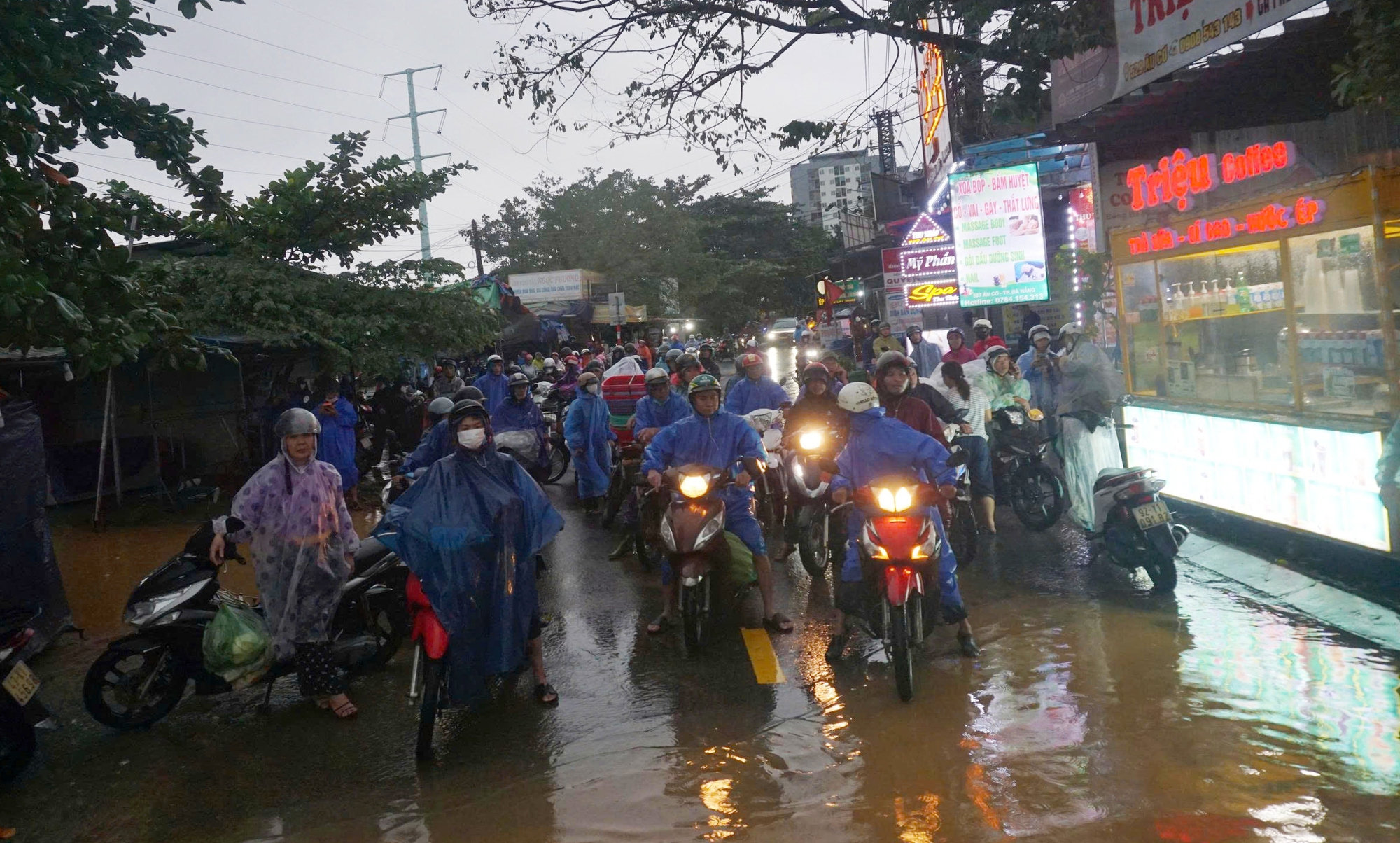 CLIP: Mưa lớn, xuất hiện hố sụp ở khu chung cư tại Đà Nẵng- Ảnh 8.