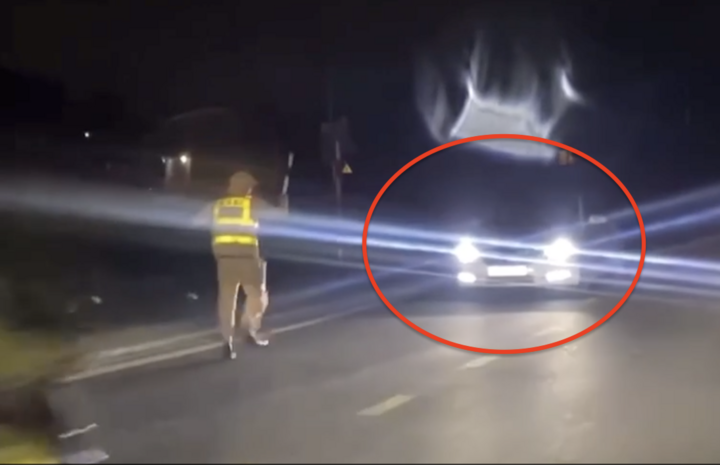 Né kiểm tra nồng độ cồn, tài xế lùi ô tô xuống ruộng- Ảnh 1.