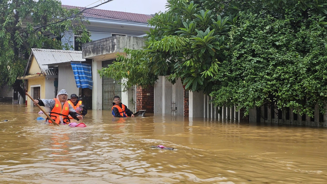 Thông tin mới về mưa lũ miền Trung; miền Bắc hôm nay đỉnh điểm mưa rét- Ảnh 1.