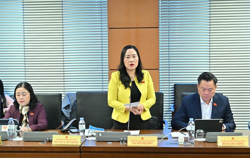 ĐBQH mượn nhiều hợp đồng bảo hiểm nhân thọ của các DN khác nhau để nghiên cứu và nhận thấy: 'Người có kinh nghiệm làm luật vẫn thấy khó hiểu'- Ảnh 1.