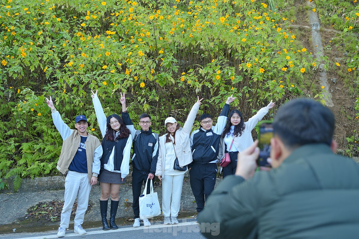 Cảnh tượng ngay lúc này ở Ba Vì, Hà Nội: Du khách trầm trồ nhận xét "Cả năm chỉ có 1 lần!"- Ảnh 12.