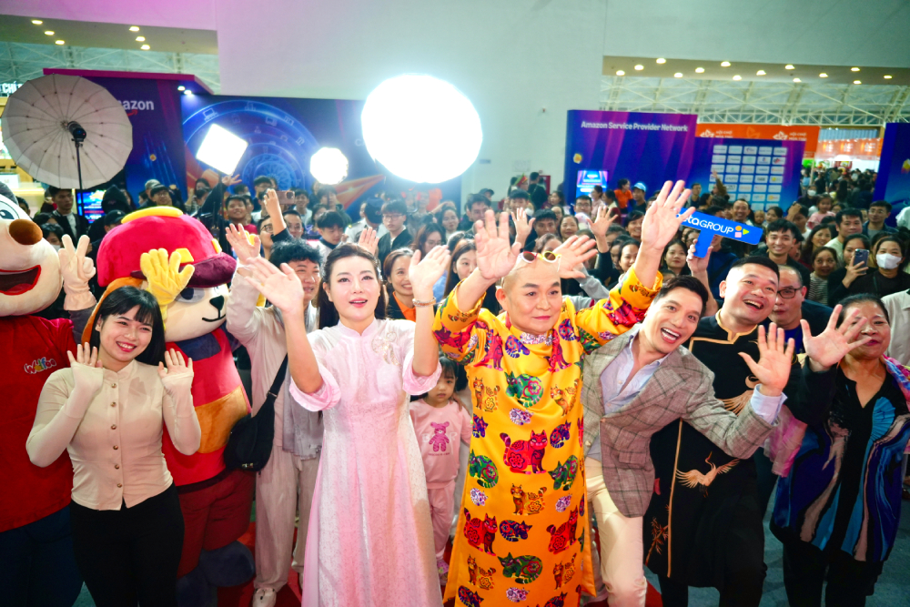 "Vua hài đất Bắc" Xuân Hinh: Tôi là người tham lam, thích đứng núi nọ trông núi kia cao hơn- Ảnh 3.