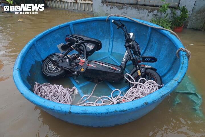 Nước dâng cao chảy xiết, người dân 'rốn lũ' Mẹ Suốt lại cuống cuồng sơ tán- Ảnh 9.