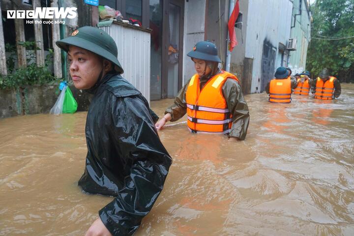 Nước dâng cao chảy xiết, người dân 'rốn lũ' Mẹ Suốt lại cuống cuồng sơ tán- Ảnh 7.