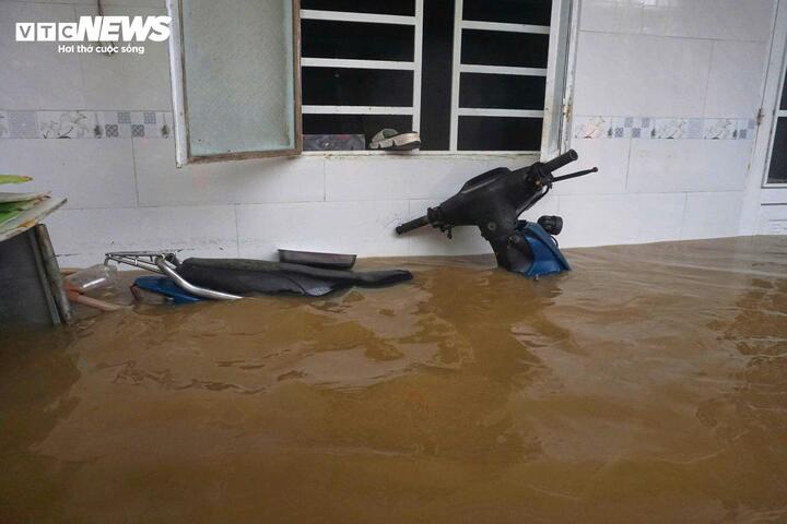 Nước dâng cao chảy xiết, người dân 'rốn lũ' Mẹ Suốt lại cuống cuồng sơ tán- Ảnh 4.