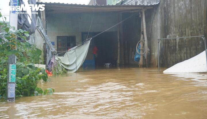 Nước dâng cao chảy xiết, người dân 'rốn lũ' Mẹ Suốt lại cuống cuồng sơ tán- Ảnh 2.