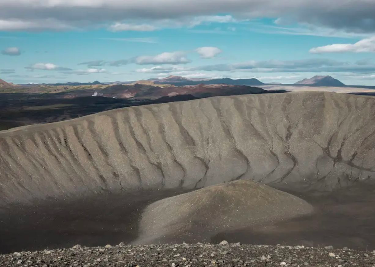 Chưa từng có: Phát hiện 2,2 triệu tấn đất hiếm nằm rải rác xung quanh và bên trong ngọn núi lửa đã tắt, đủ đáp ứng nhu cầu trong 950 năm- Ảnh 1.