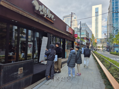 Quán gà rán bình dân “đổi đời” sau bữa nhậu của 3 tỷ phú công nghệ: Dân Hàn nườm nượp xếp hàng "xin vía" giàu có, đậu đại học...- Ảnh 1.