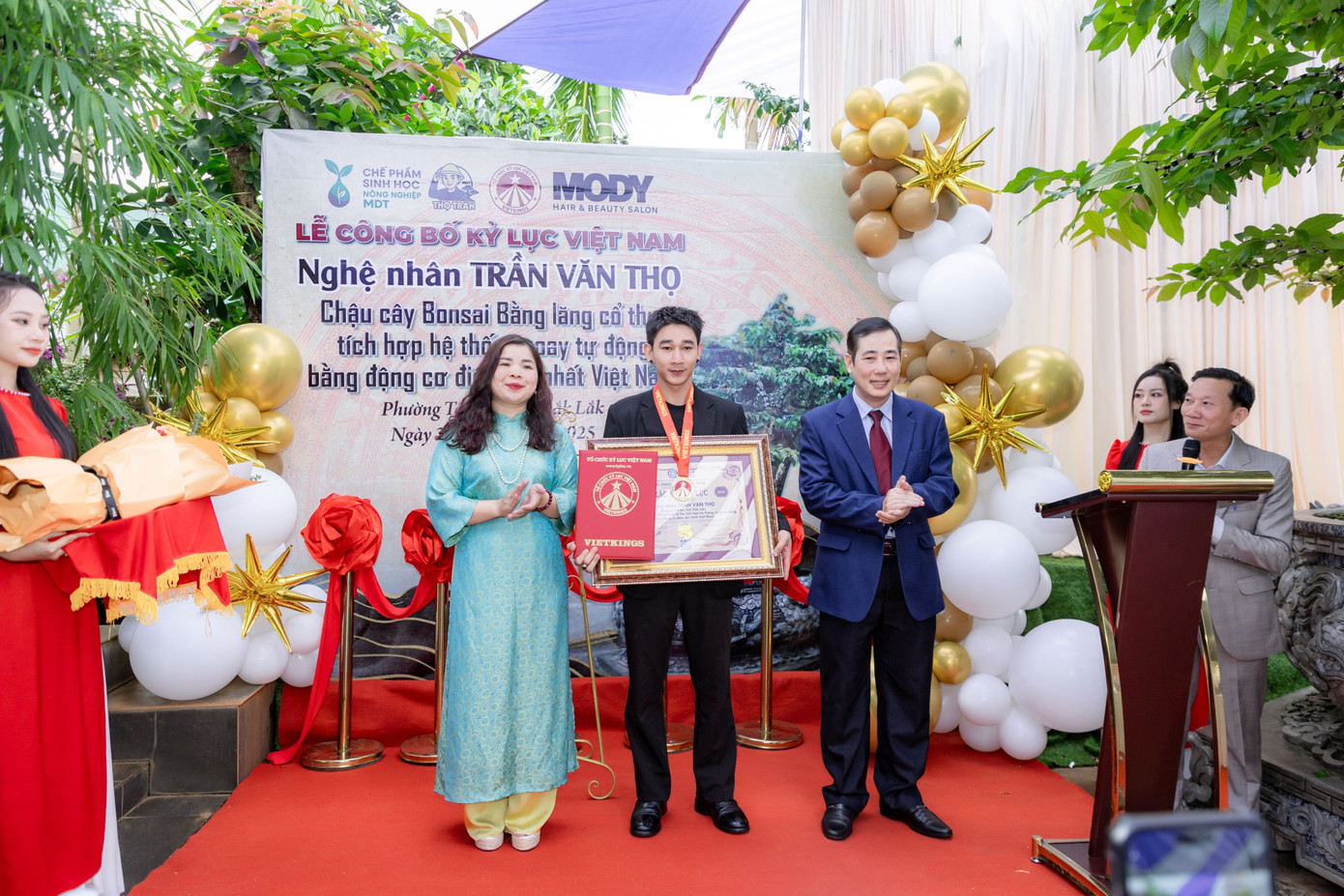 Xác lập kỷ lục Việt Nam cho chậu bonsai bằng lăng xoay tự động độc nhất vô nhị- Ảnh 1.