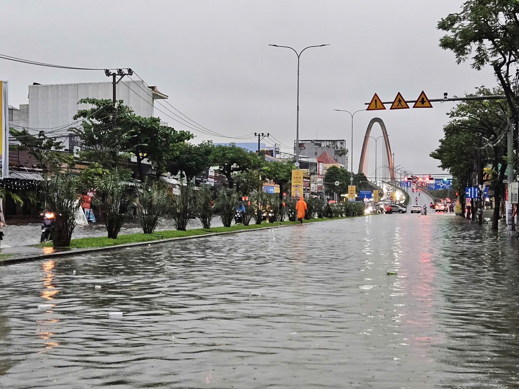 CLIP: Mưa lớn, xuất hiện hố sụp ở khu chung cư tại Đà Nẵng- Ảnh 13.