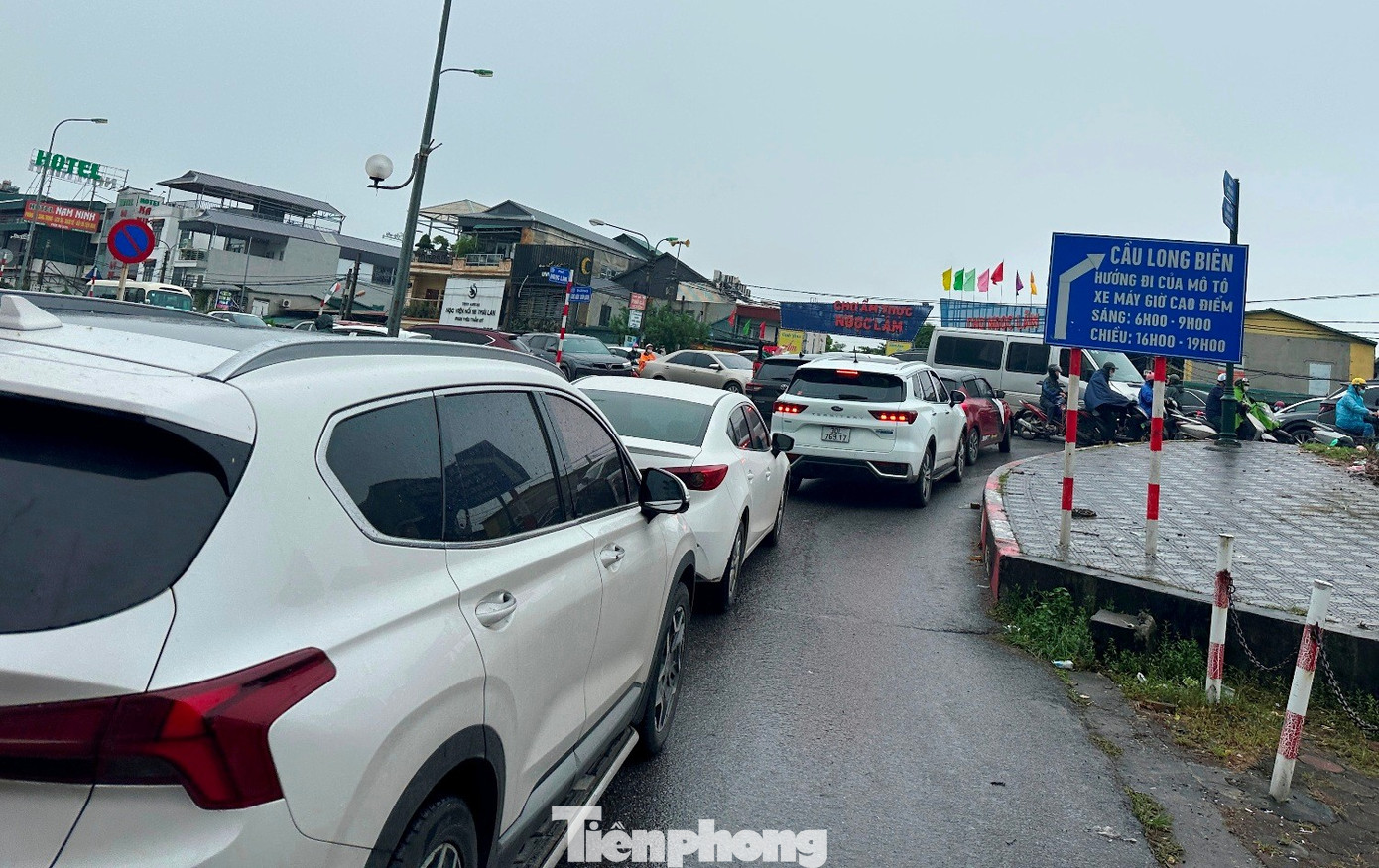 Ngày đầu cấm xe để sửa chữa cầu Long Biên: Ùn tắc kéo dài khắp cửa ngõ Hà Nội- Ảnh 1.