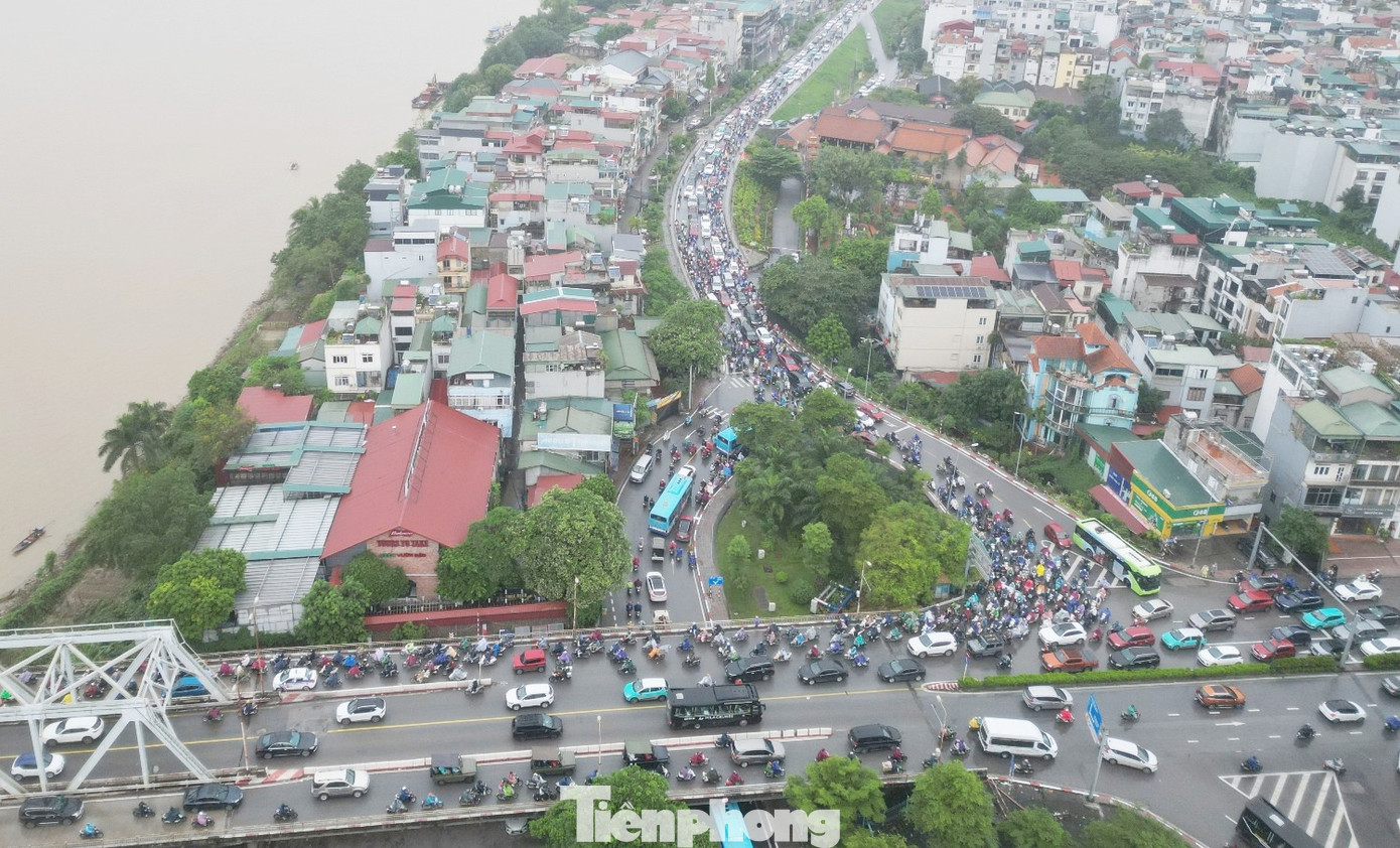 Ngày đầu cấm xe để sửa chữa cầu Long Biên: Ùn tắc kéo dài khắp cửa ngõ Hà Nội- Ảnh 2.