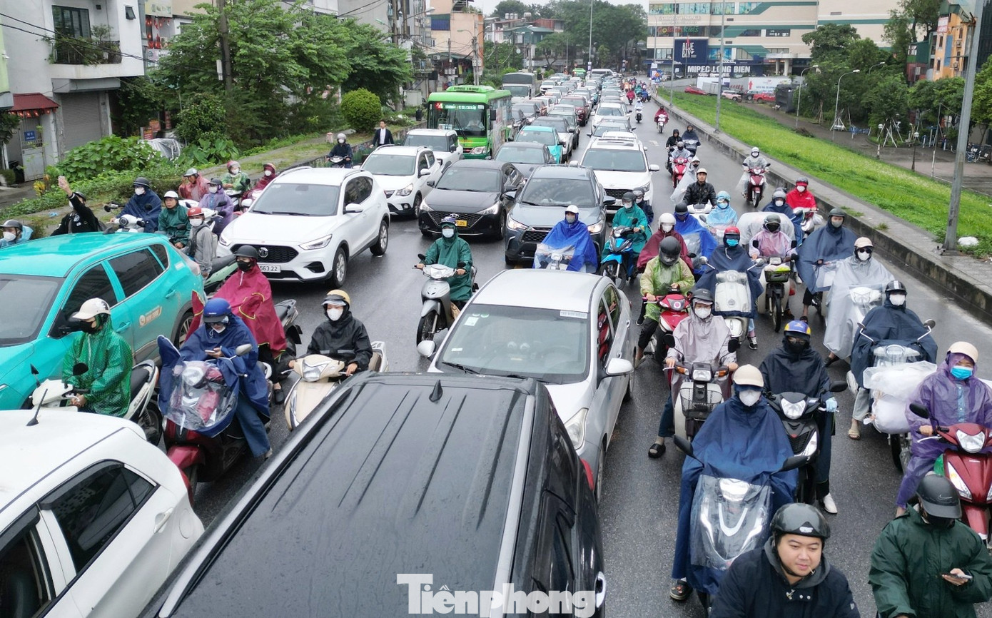 Ngày đầu cấm xe để sửa chữa cầu Long Biên: Ùn tắc kéo dài khắp cửa ngõ Hà Nội- Ảnh 3.