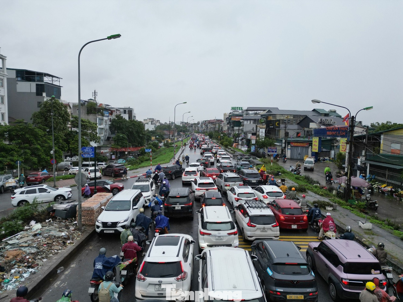 Ngày đầu cấm xe để sửa chữa cầu Long Biên: Ùn tắc kéo dài khắp cửa ngõ Hà Nội- Ảnh 4.